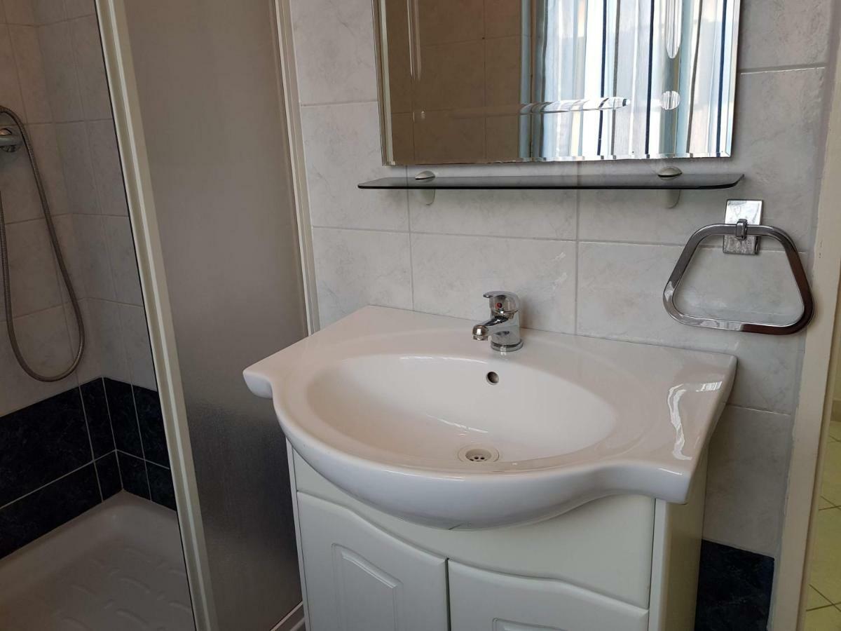 Mare Azzurro Apartments Pula Bagian luar foto
