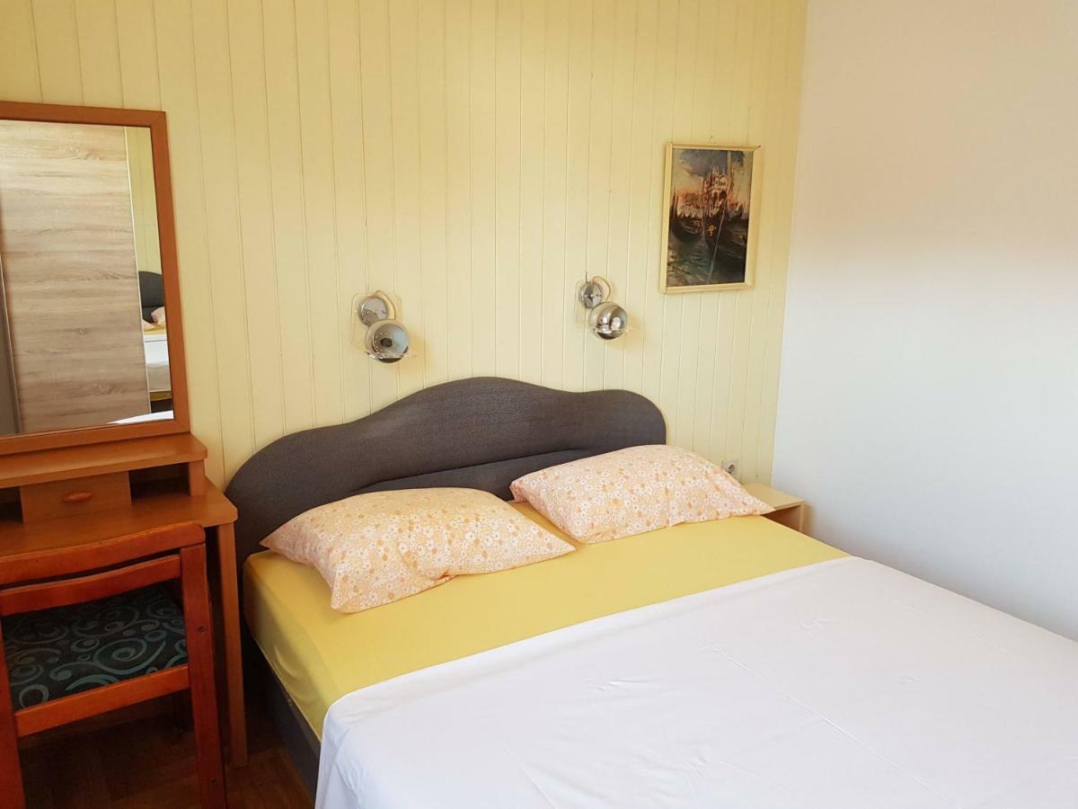 Mare Azzurro Apartments Pula Bagian luar foto
